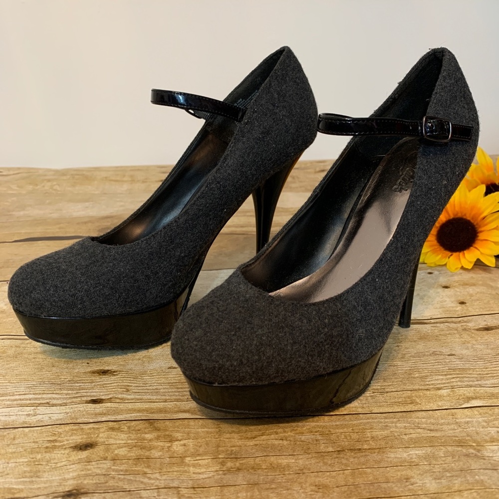 Gray wool heels by Candie’s. Size 8 1/2 - Picture 4 of 7